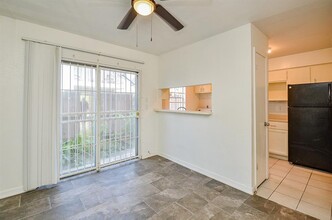 9350 Country Creek St in Houston, TX - Building Photo - Building Photo
