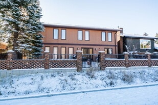 836 Edgemont Rd NW in Calgary, AB - Building Photo