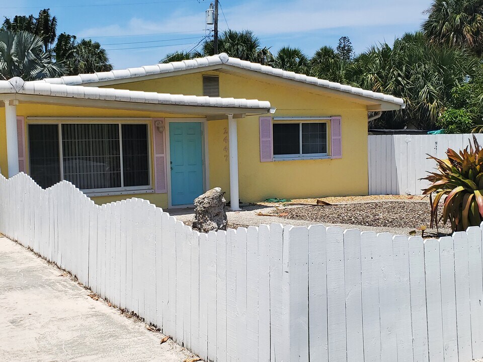 2447 NE Sharp St in Jensen Beach, FL - Building Photo