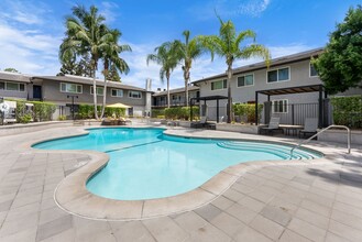 Uptown Fullerton in Fullerton, CA - Foto de edificio - Building Photo