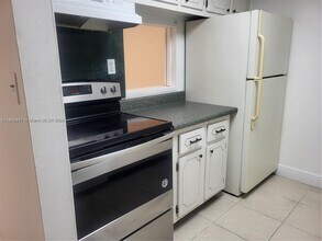 14301 N Kendall Dr in Miami, FL - Foto de edificio - Building Photo