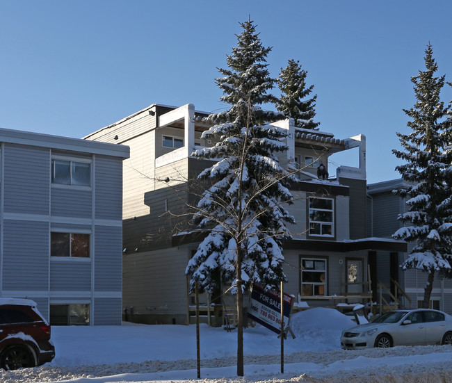 9717 82nd Ave NW in Edmonton, AB - Building Photo - Primary Photo