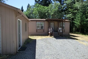5434 Easy St in Grants Pass, OR - Building Photo