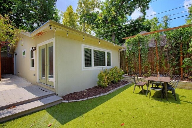 property at 815 E 31st St