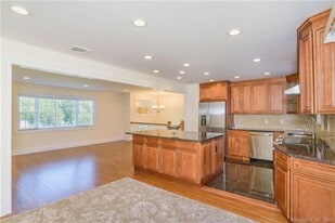 5 Mendes Rd in Danbury, CT - Building Photo