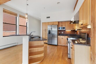 74 Kent St, Unit C8 in Brookline, MA - Foto de edificio - Building Photo