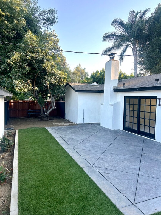 11314 Hayvenhurst Ave in Los Angeles, CA - Building Photo