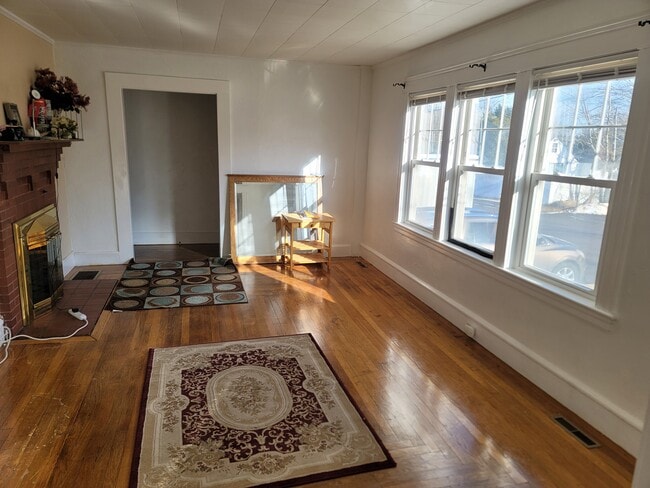 94 Gill St, Unit Frist floor Apt 1 in Avon, MA - Building Photo - Building Photo