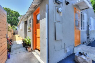 13117-13121 Venice Blvd in Los Angeles, CA - Foto de edificio - Building Photo