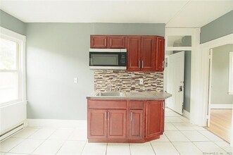 42 Derby St-Unit -2 in New Britain, CT - Building Photo - Building Photo