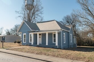 570 Monroe St in Madisonville, TN - Foto de edificio - Building Photo