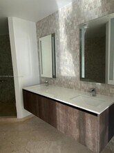 68 SE 6th St, Unit 2411 in Miami, FL - Building Photo - Building Photo