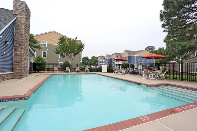 Waterford Pointe in Hampton, VA - Foto de edificio - Building Photo