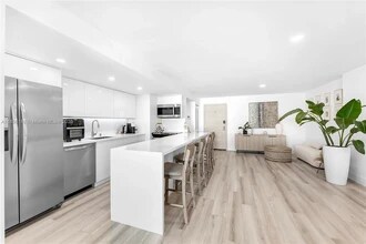 2401 Collins Ave, Unit #1510/1511 in Miami Beach, FL - Building Photo - Building Photo