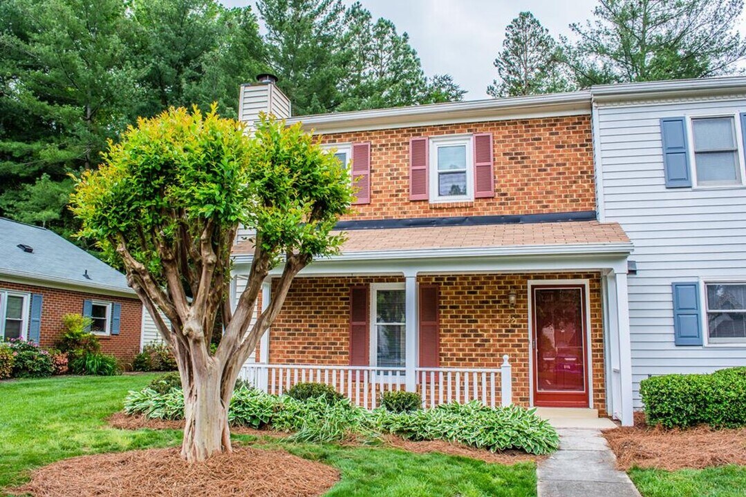 321 Oak Arbor Ln in Winston-Salem, NC - Building Photo