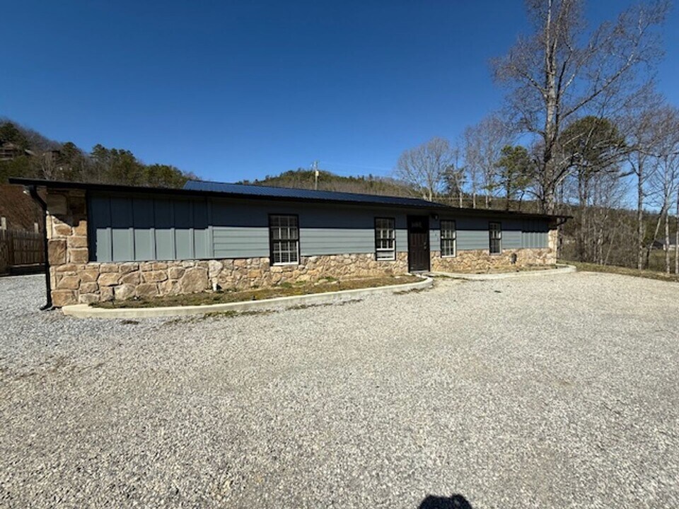 2245 Upper Middle Creek Rd in Sevierville, TN - Building Photo
