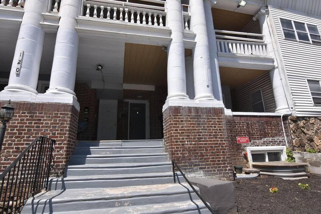 122 S 46th St in Philadelphia, PA - Building Photo