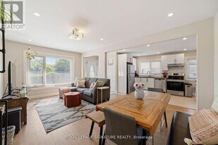 1528 Pharmacy Ave in Toronto, ON - Building Photo