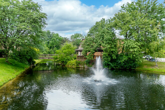 Ashton Lake Apartments in East Lansing, MI - Foto de edificio - Building Photo