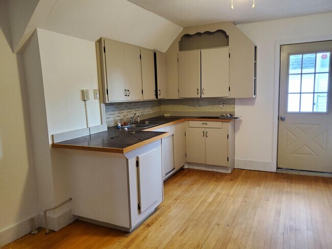 107 Russell St-Unit -2 in Manchester, NH - Building Photo - Building Photo