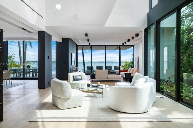 1369 N Venetian Way in Miami Beach, FL - Foto de edificio - Building Photo