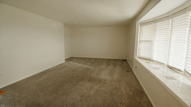 2455 S Bluff Rd in Syracuse, UT - Building Photo - Building Photo