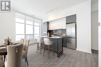 30 Upper Mall Wy in Vaughan, ON - Building Photo - Building Photo