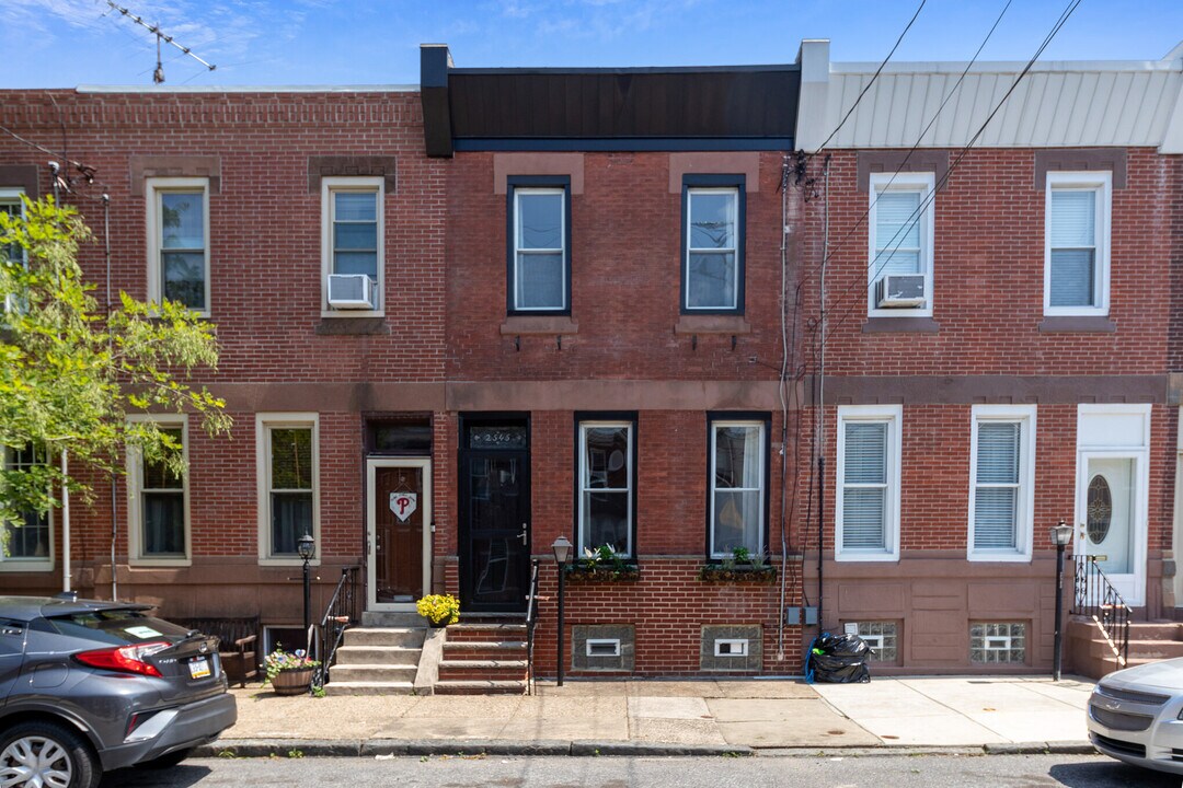 2545 Cedar St in Philadelphia, PA - Building Photo