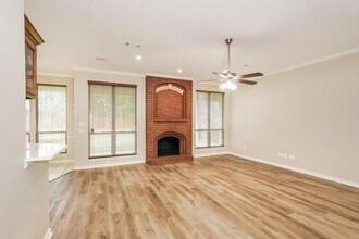 708 St Johns Dr in Mansfield, TX - Foto de edificio - Building Photo