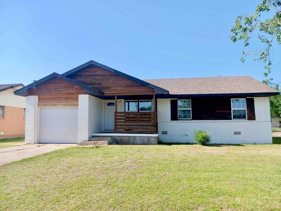 4521 NW Cheyenne Ave in Lawton, OK - Foto de edificio