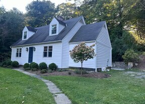 23 Cook St in Washington, CT - Building Photo