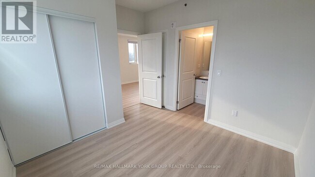 13042 Yonge St in Richmond Hill, ON - Building Photo - Building Photo