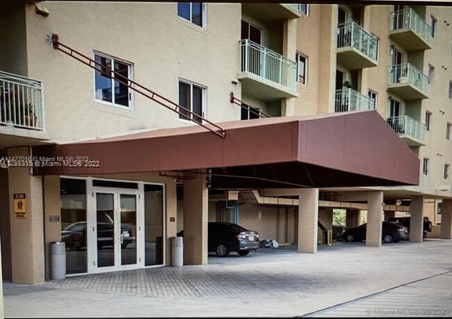 3500 Coral Wy-Unit -1211 in Miami, FL - Foto de edificio - Building Photo