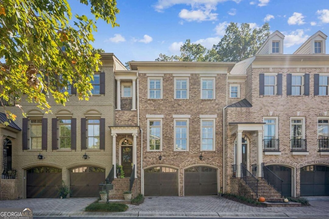 9026 Riverbend Manor in Alpharetta, GA - Building Photo