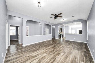 2335 Spring Hollow Dr in Baytown, TX - Building Photo - Building Photo