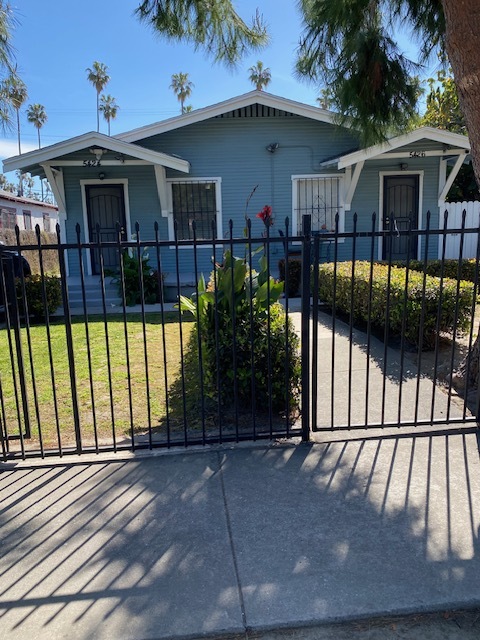 5424 S Van Ness Ave in Los Angeles, CA - Building Photo