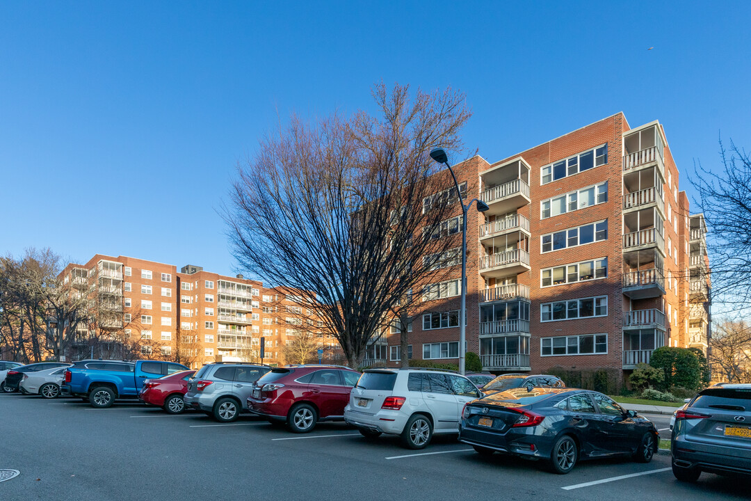 Garth Essex in Scarsdale, NY - Building Photo