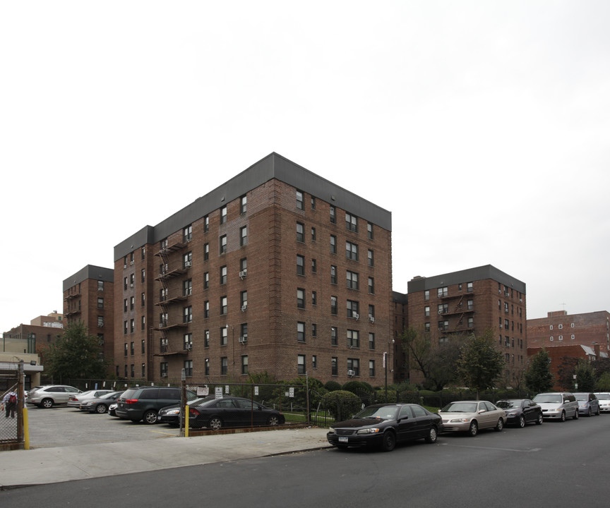 Lincoln Gardens in Flushing, NY - Building Photo