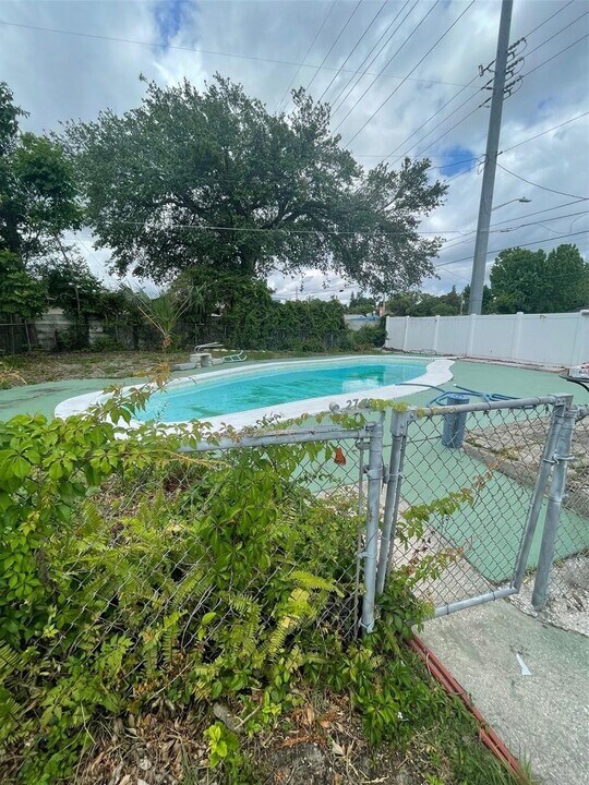 2700 Zephyr Rd in Orlando, FL - Building Photo
