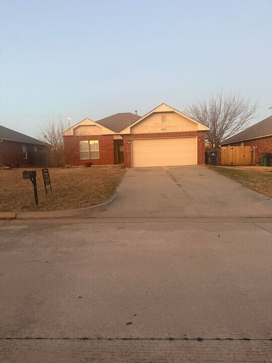 11817 NW 7th St in Yukon, OK - Building Photo