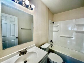 2143 Henrietta St in San Antonio, TX - Building Photo - Building Photo