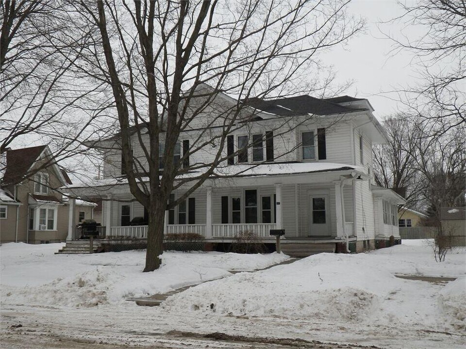 105 W Howard St in Manchester, IA - Building Photo