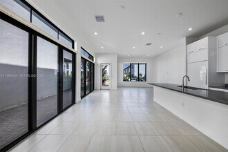 8120 NW 43rd St in Doral, FL - Building Photo - Building Photo