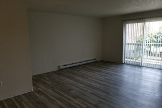 Pacific Court Apartments in Gresham, OR - Building Photo - Building Photo