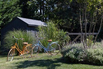 48 Middle Pond Rd in Southampton, NY - Building Photo - Building Photo