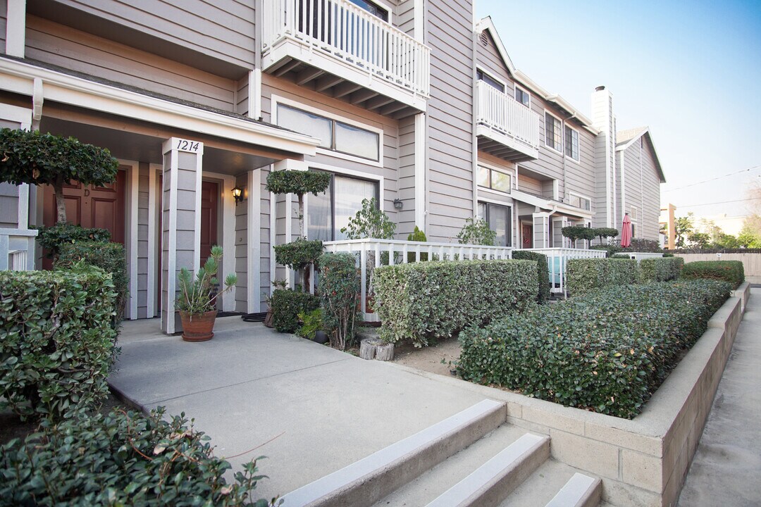 1214 S Mayflower Ave, Unit D in Monrovia, CA - Building Photo