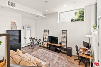 3034 1/4 N Coolidge Ave in Los Angeles, CA - Building Photo - Building Photo