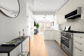 323 E 53rd St in New York, NY - Building Photo - Building Photo