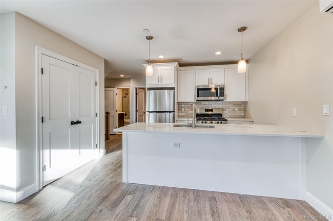 78 Roslyn Rd in Mineola, NY - Building Photo - Building Photo