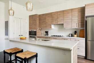 301 St Charles Ave in New Orleans, LA - Building Photo - Building Photo